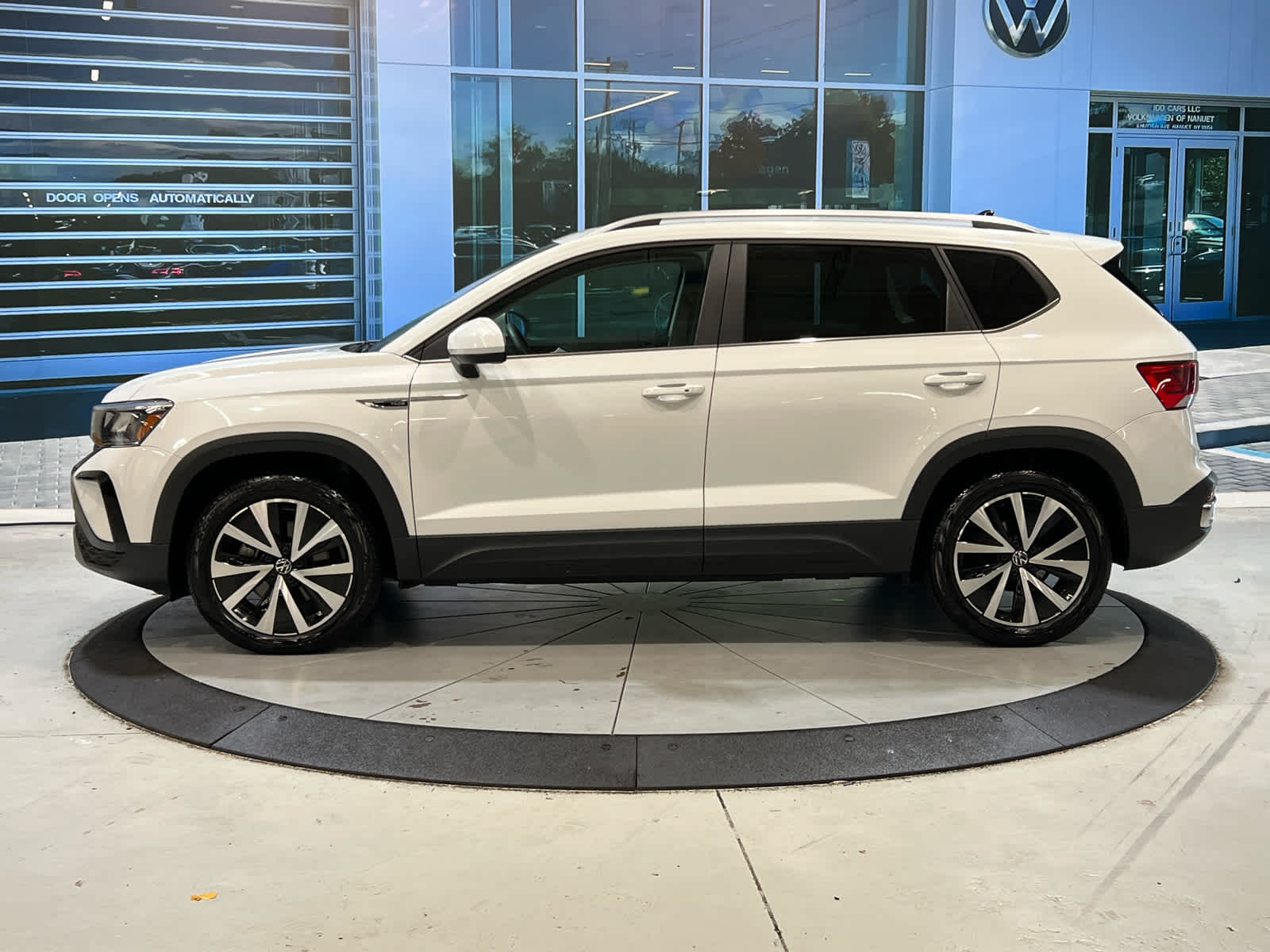 2023 Volkswagen Taos SE photo 3