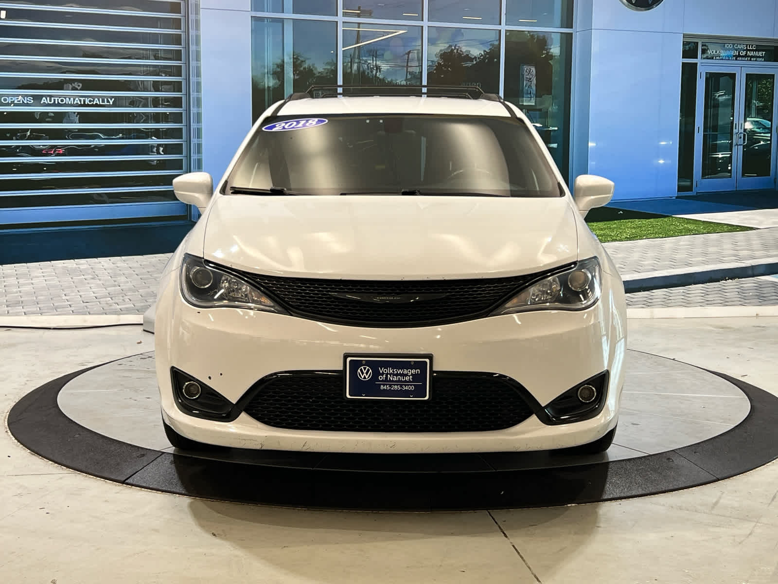 2018 Chrysler Pacifica Touring L photo 2