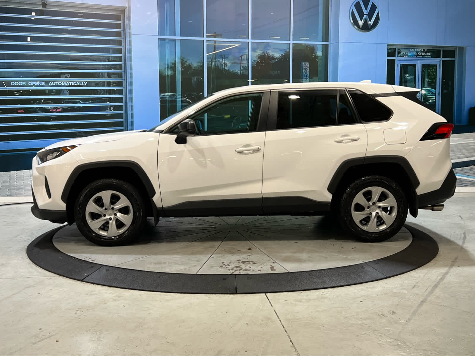 2022 Toyota RAV4 LE photo 4