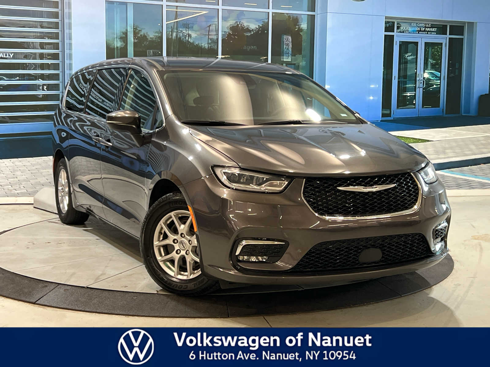 2023 Chrysler Pacifica Touring L's photo