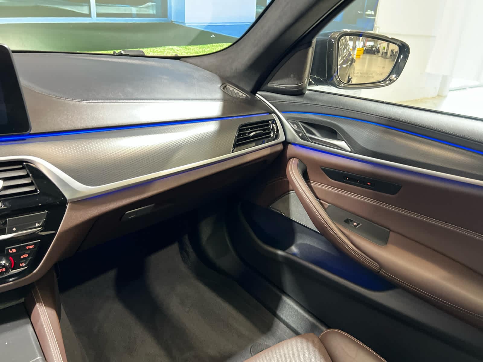 2023 BMW 5 Series M550i - Photo 40