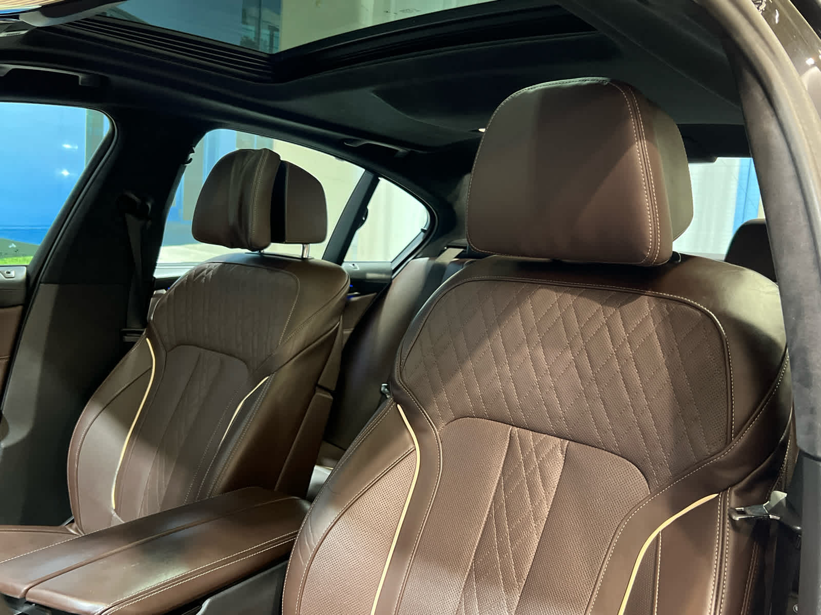 2023 BMW 5 Series M550i - Photo 18