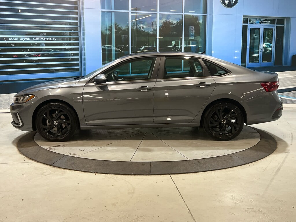 Used 2025 Volkswagen Jetta 1.5T SE Sedan