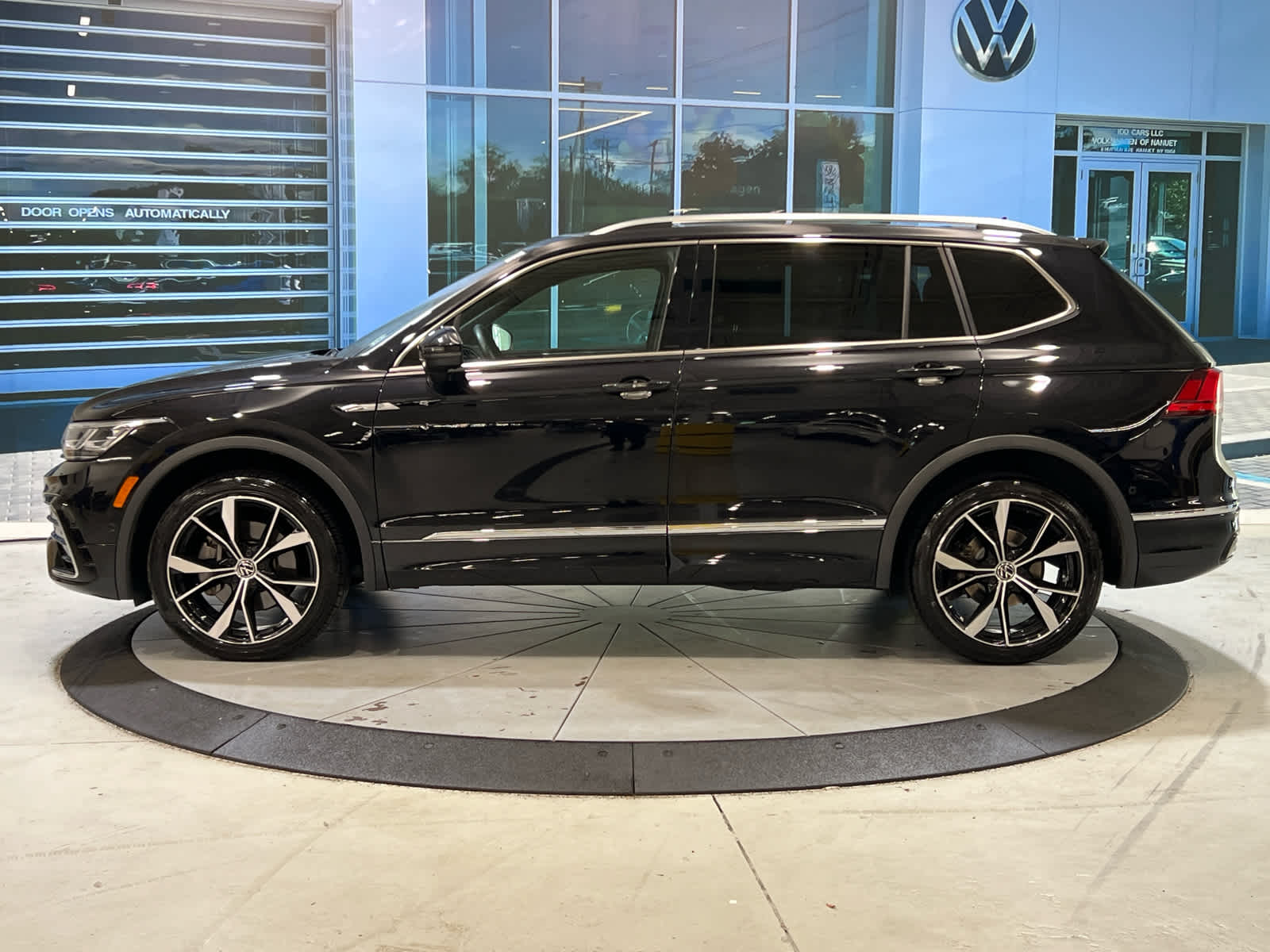 2023 Volkswagen Tiguan SEL R-Line Black photo 2