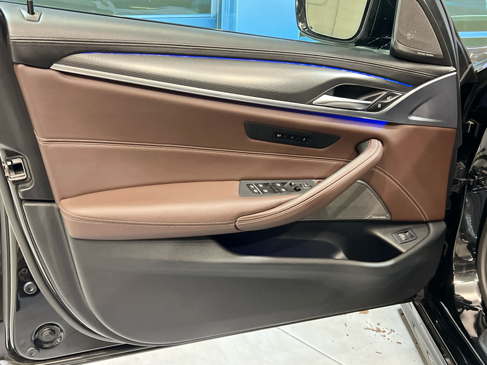 2023 BMW 5 Series M550i - Photo 24