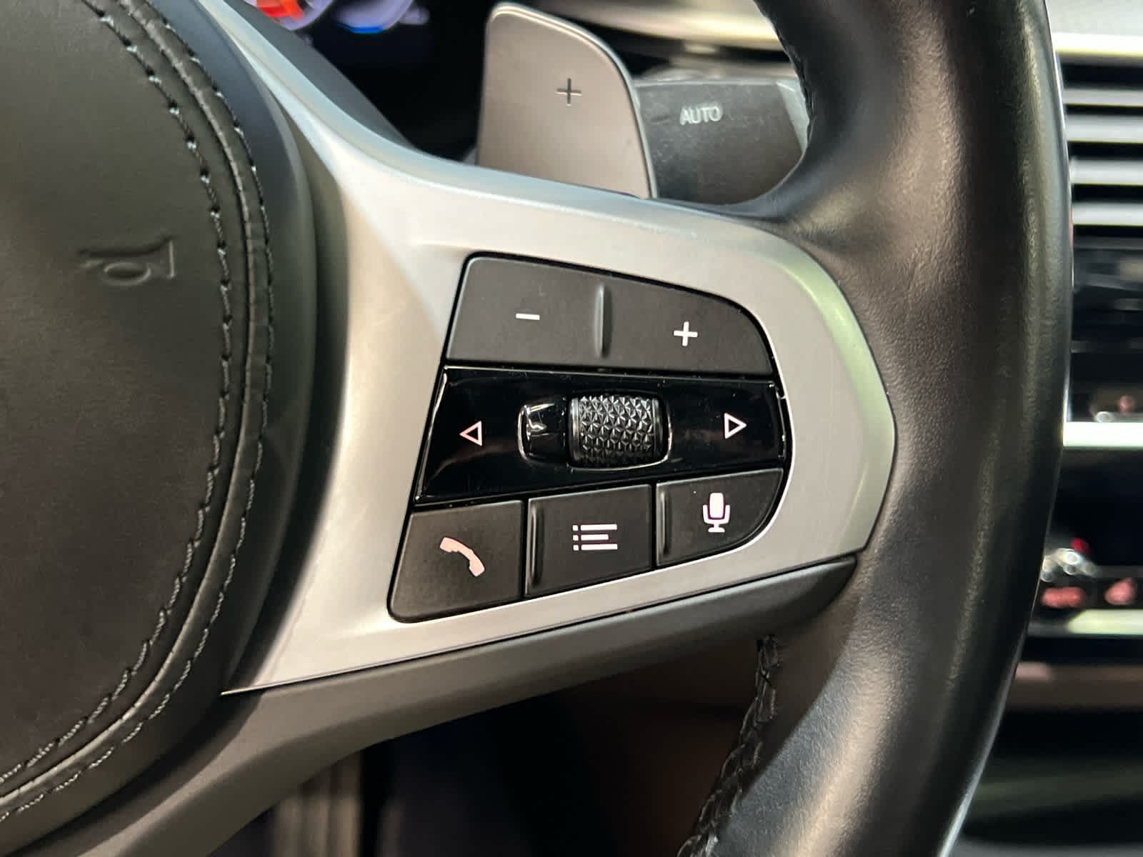 2023 BMW 5 Series M550i - Photo 35