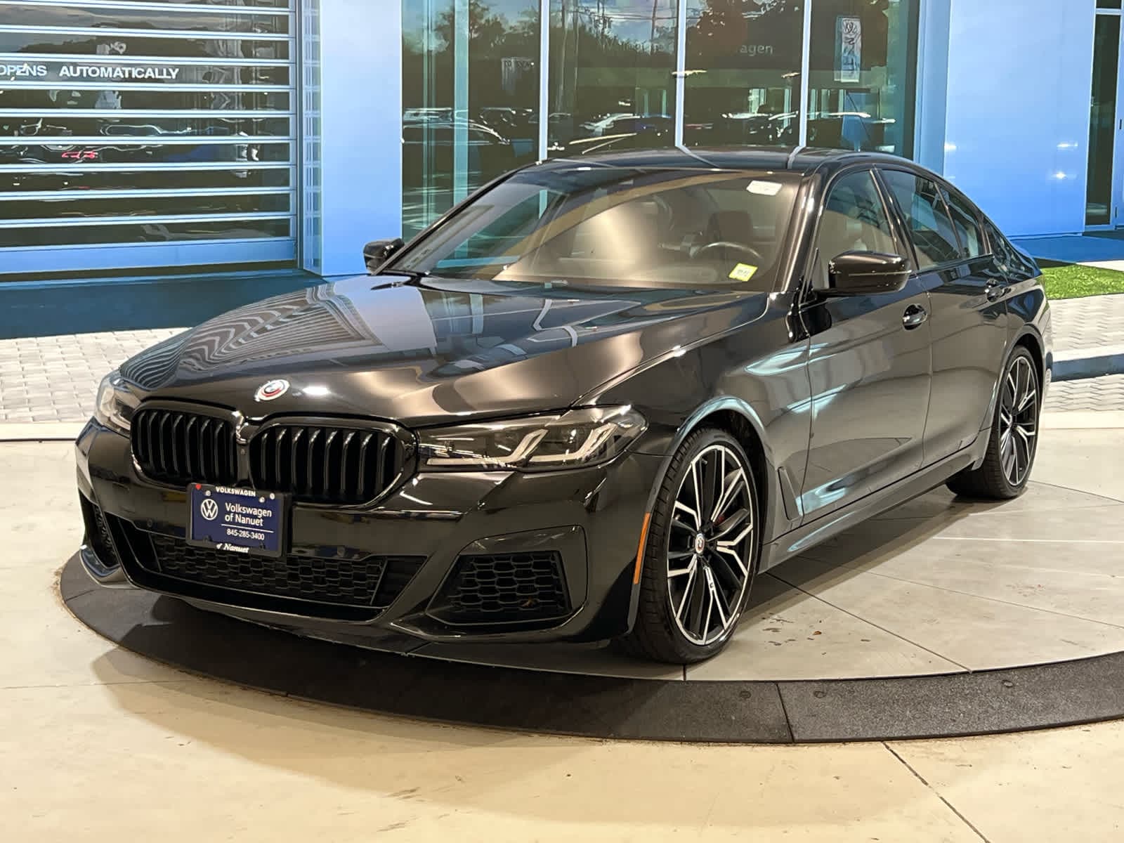 2023 BMW 5 Series M550i - Photo 3