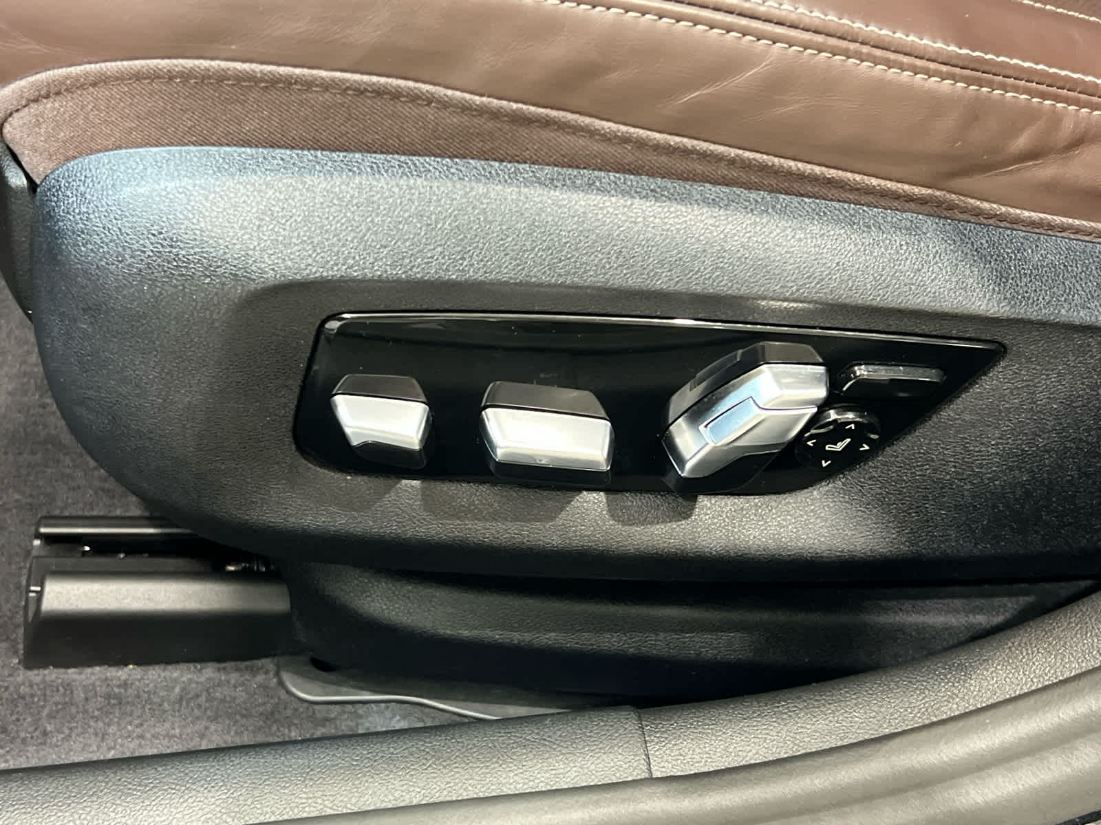 2023 BMW 5 Series M550i - Photo 19