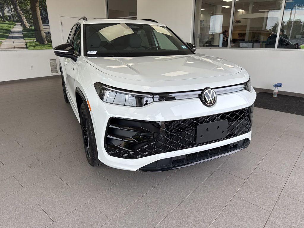 2025 Volkswagen Tiguan 2.0T SE R-Line Black 4Motion's photo
