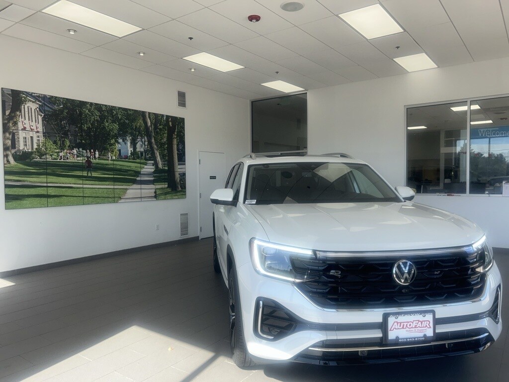 2026 Volkswagen Atlas SEL Premium R-Line photo 2