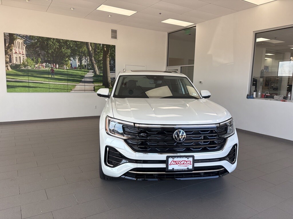 2026 Volkswagen Atlas SEL Premium R-Line photo 2