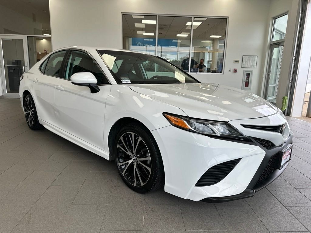 Used 2019 Toyota Camry SE Sedan