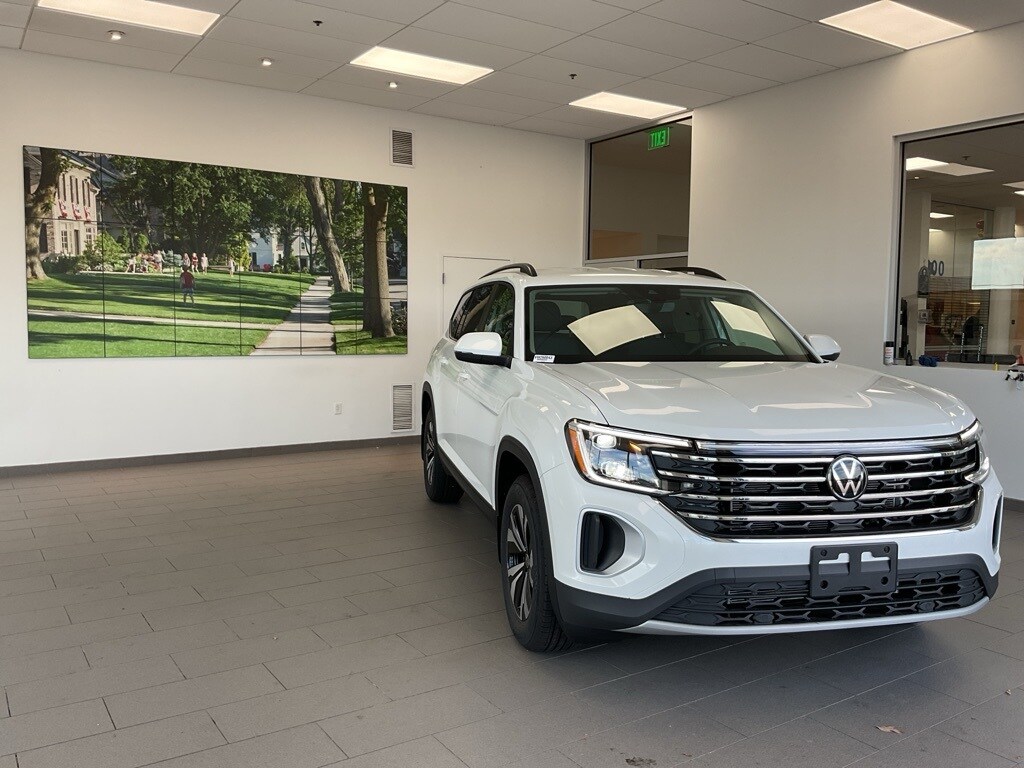 2026 Volkswagen Atlas SE photo 2