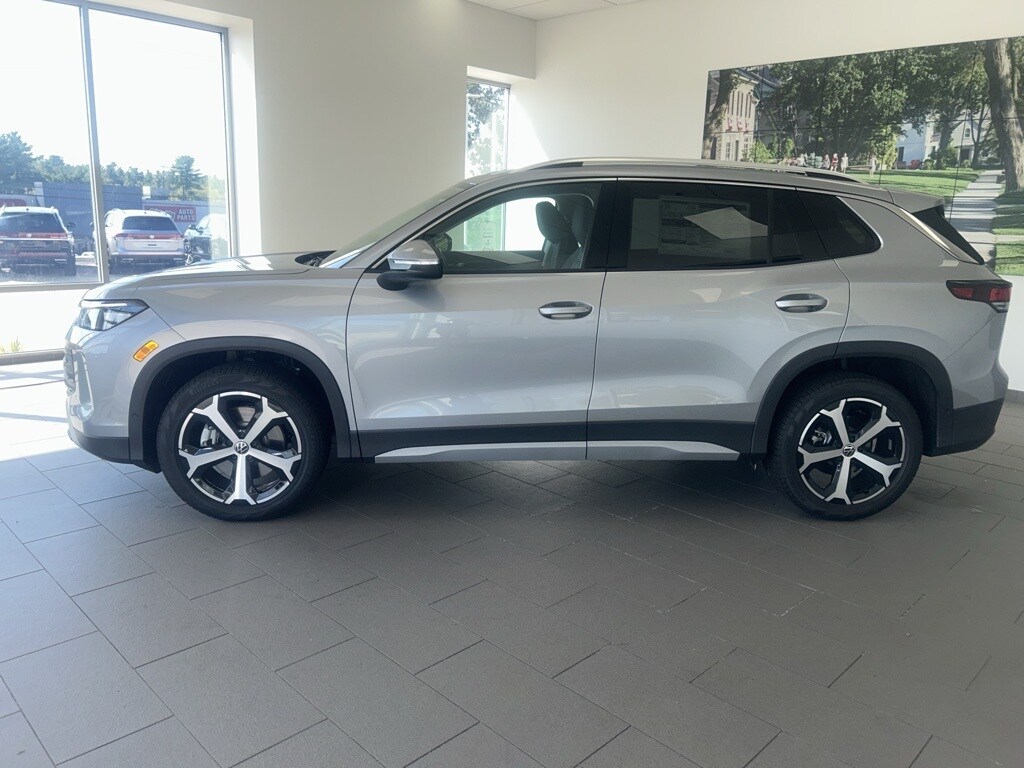 2025 Volkswagen Tiguan SE photo 2