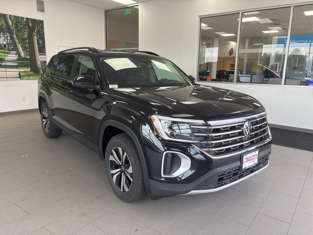 2026 Volkswagen Atlas SE photo 2