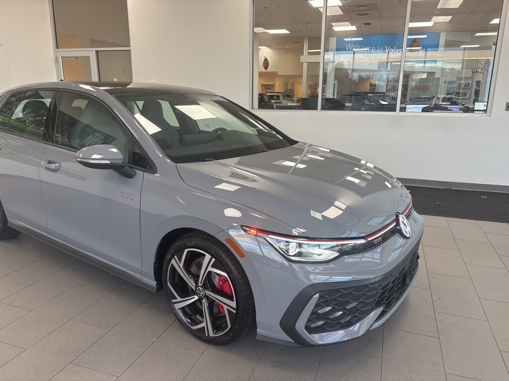 2025 Volkswagen Golf GTI SE photo 2