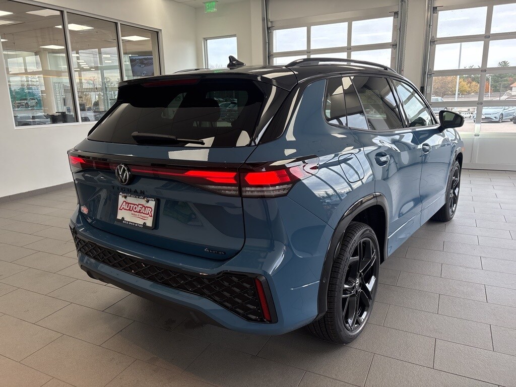 2026 Volkswagen Tiguan SE R-Line Black photo 3