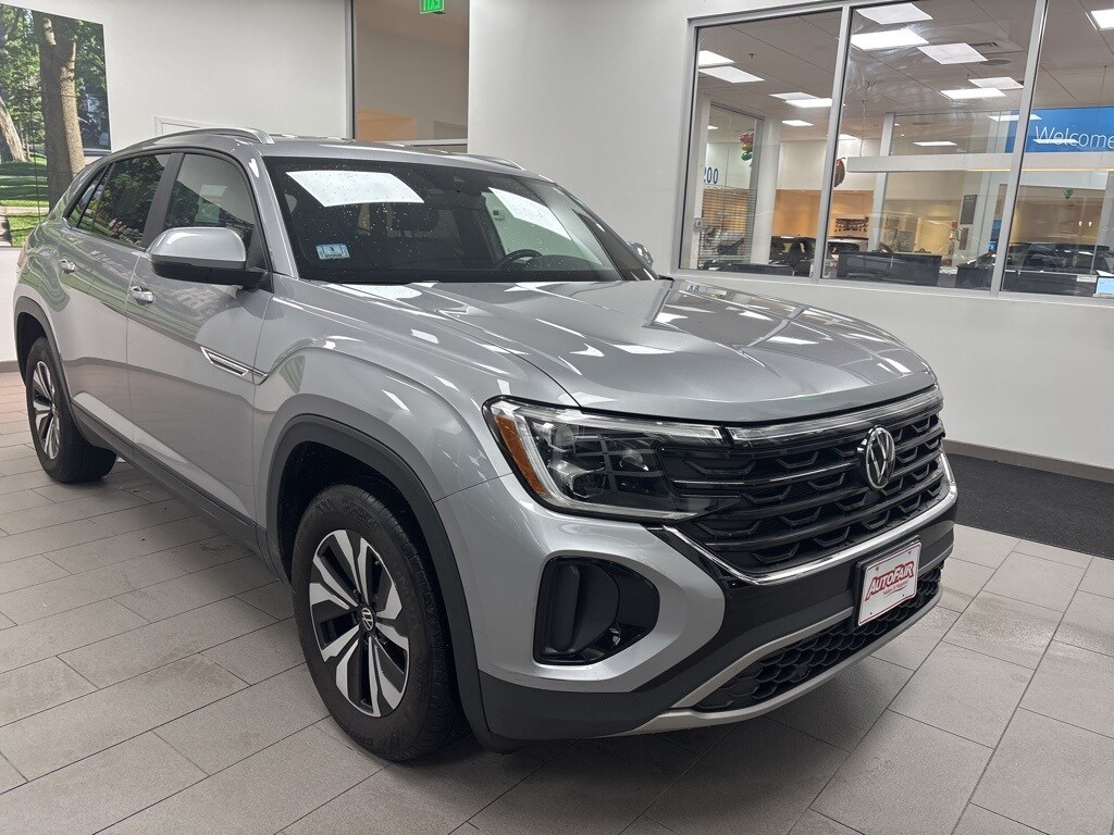 2024 Volkswagen Atlas Cross Sport SE photo 2