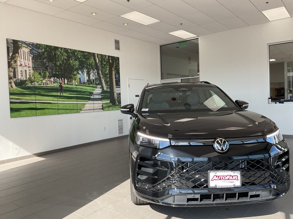 2025 Volkswagen Tiguan SE R-Line Black photo 2