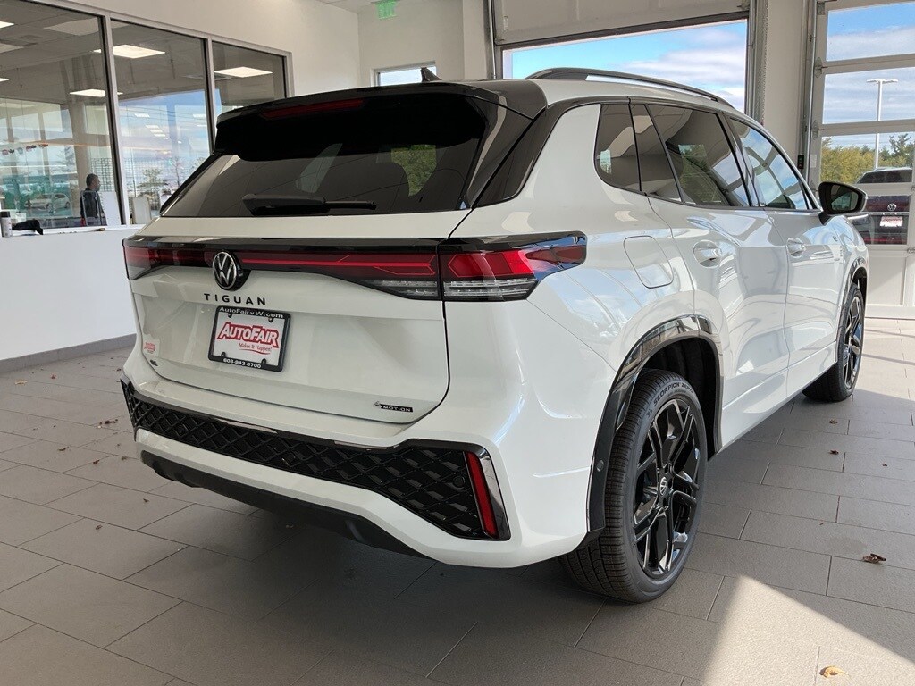 2025 Volkswagen Tiguan SE R-Line Black photo 4