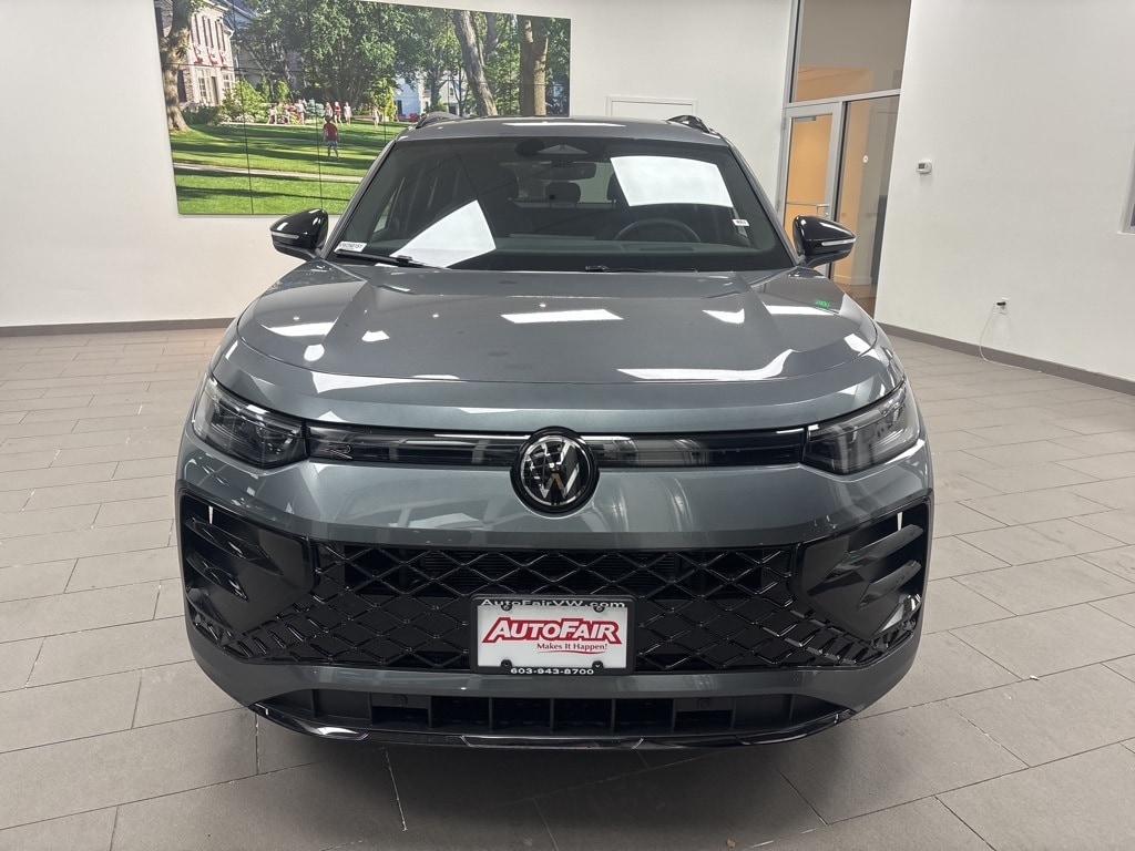 2026 Volkswagen Tiguan SE R-LINE BLACK's photo