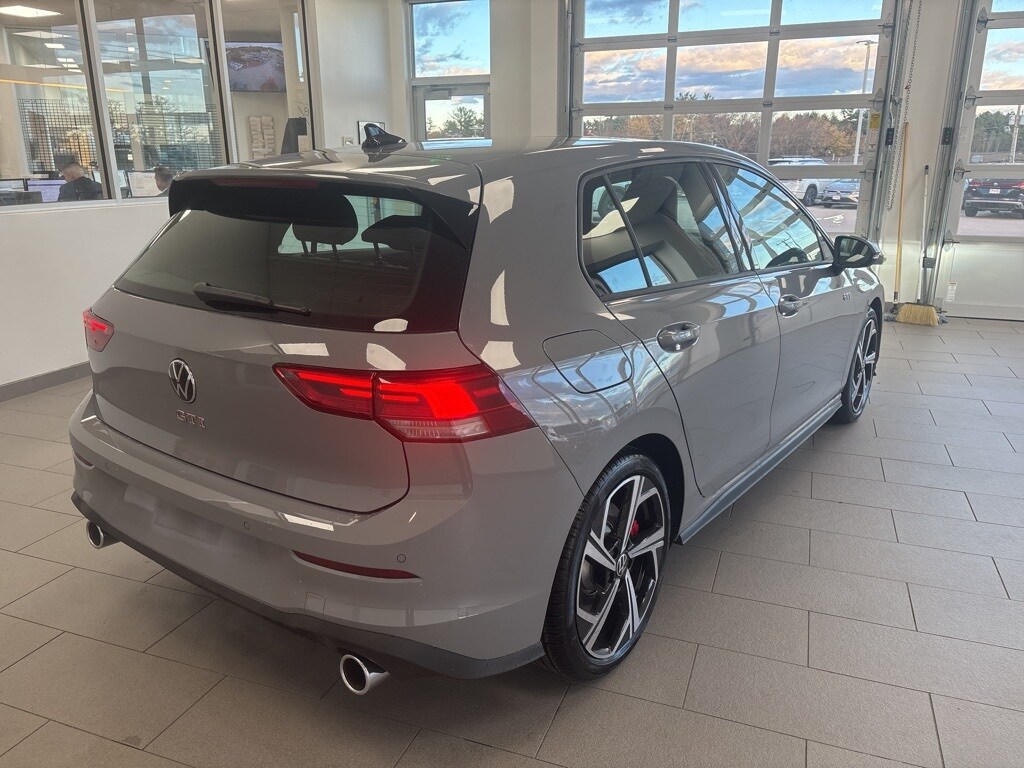2025 Volkswagen Golf GTI SE photo 3