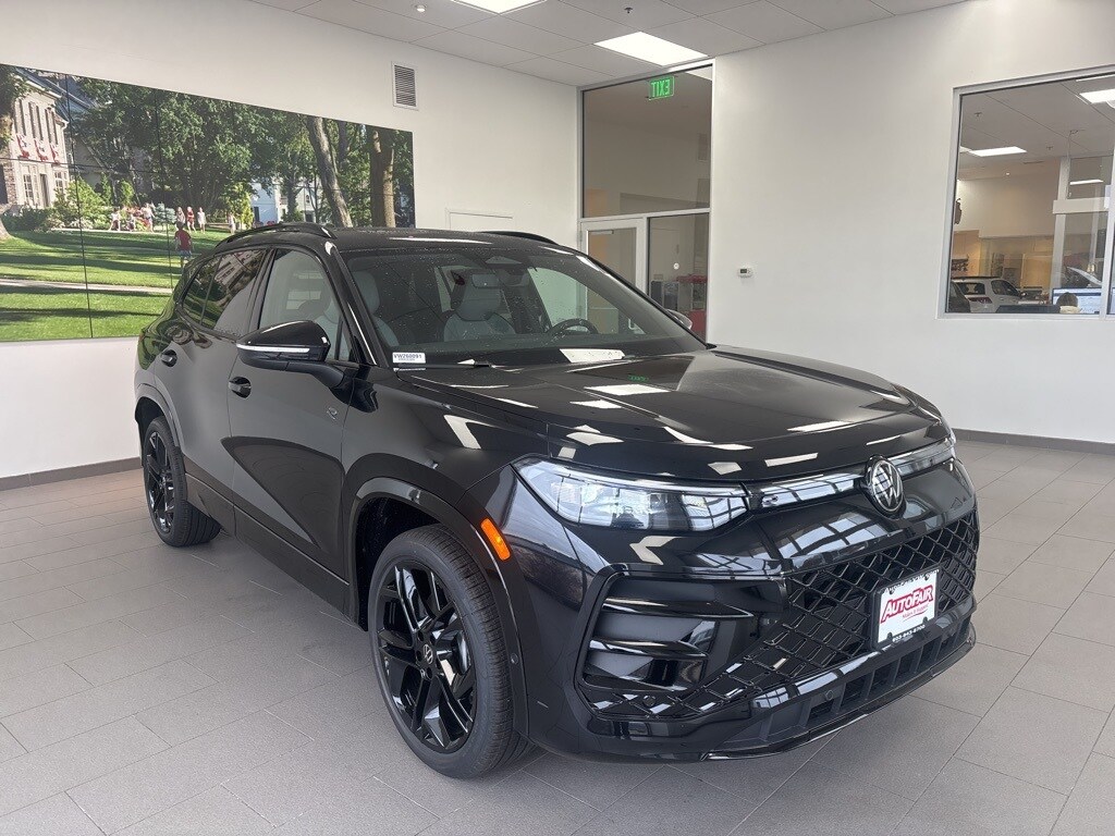 2026 Volkswagen Tiguan SE R-Line Black photo 2