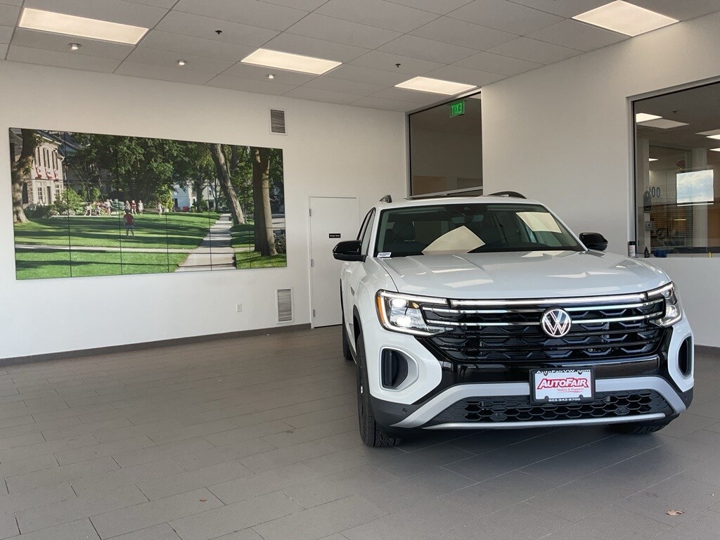 2026 Volkswagen Atlas Peak Edition SE photo 2