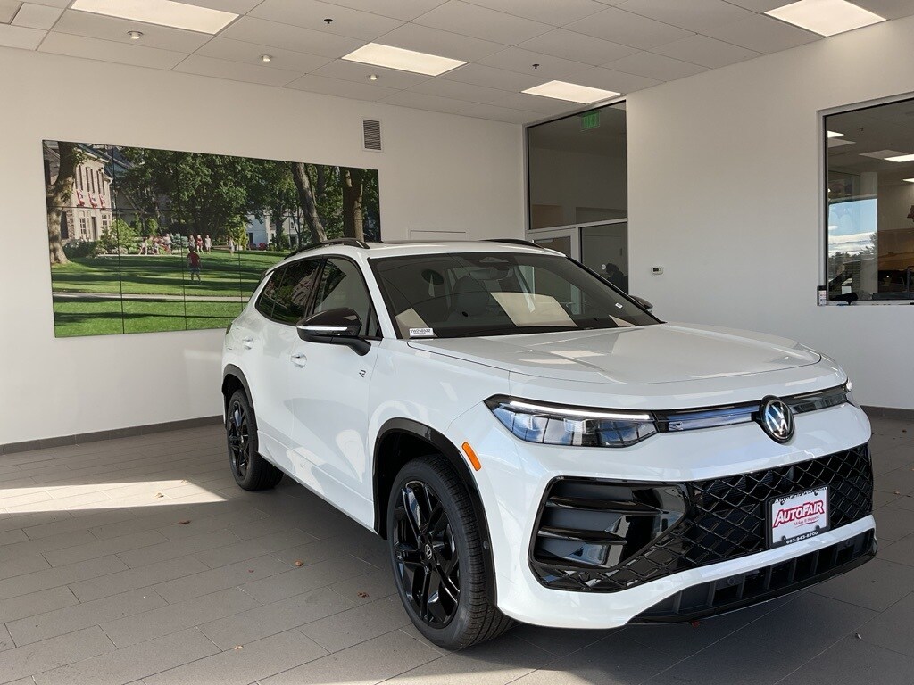 2025 Volkswagen Tiguan SE R-Line Black photo 3