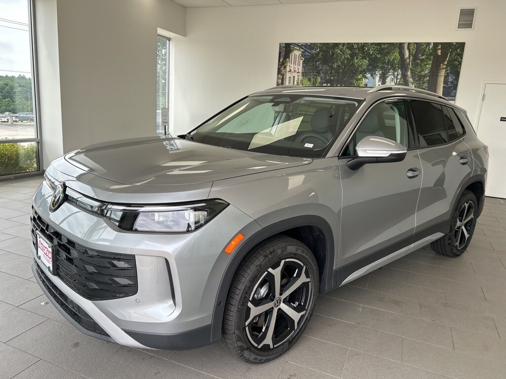 2025 Volkswagen Tiguan SE photo 2