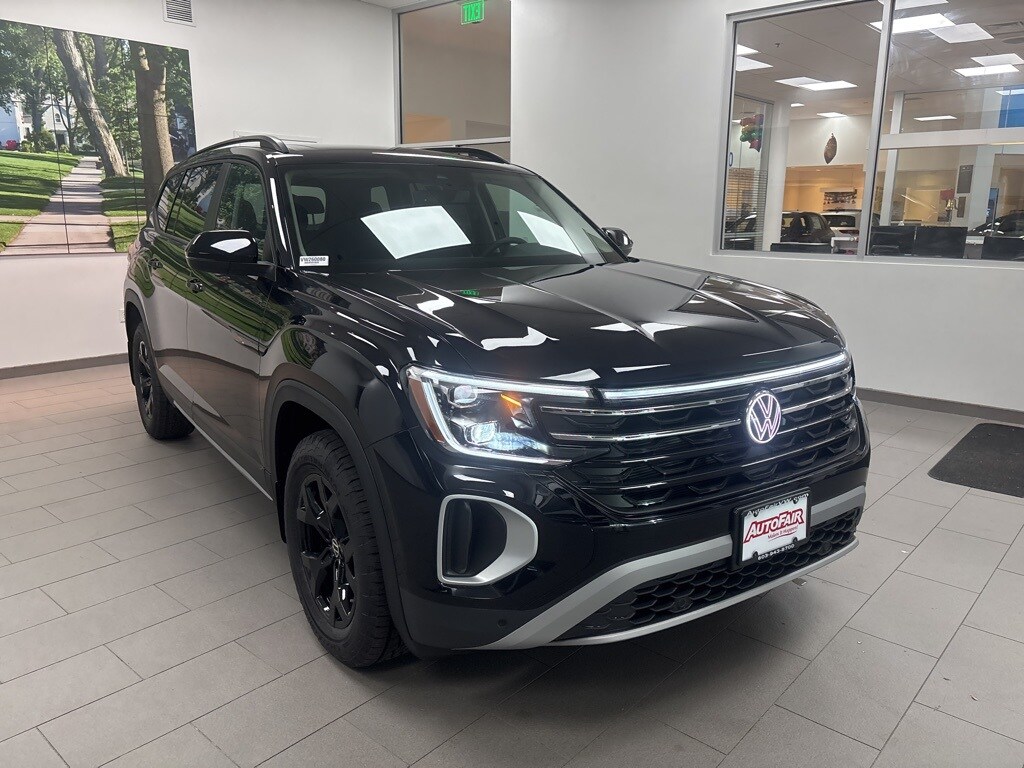 2026 Volkswagen Atlas Peak Edition SE photo 2