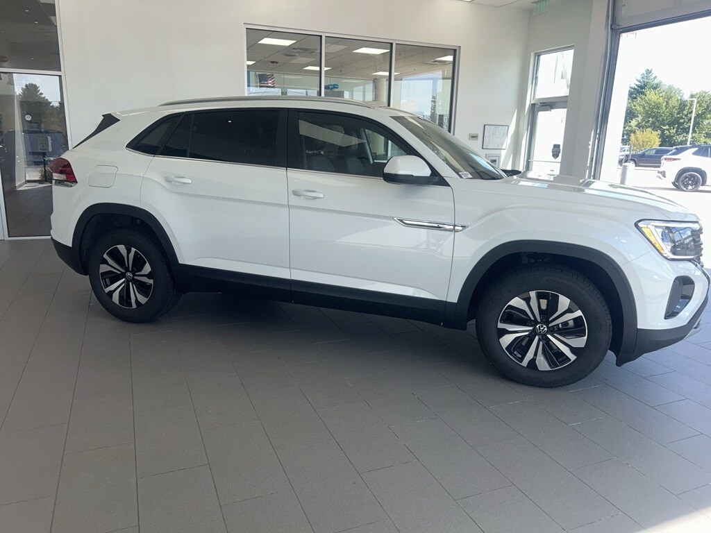 2026 Volkswagen Atlas Cross Sport SE photo 3