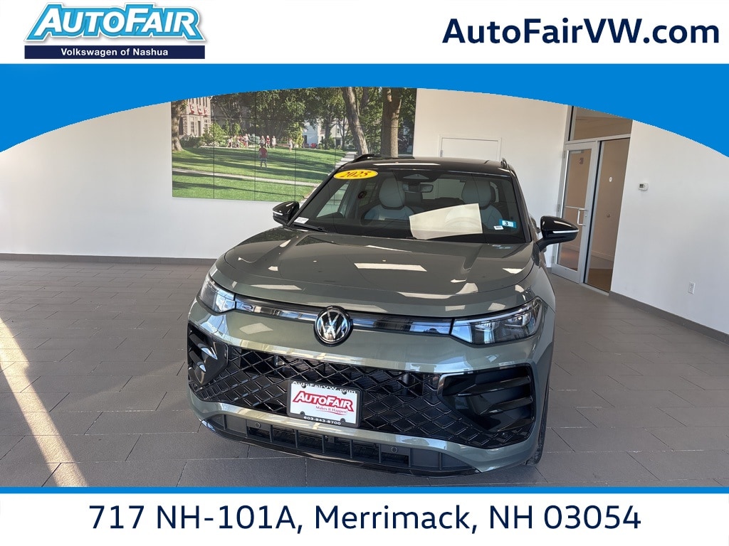 2025 Volkswagen Tiguan SE R-LINE BLACK's photo