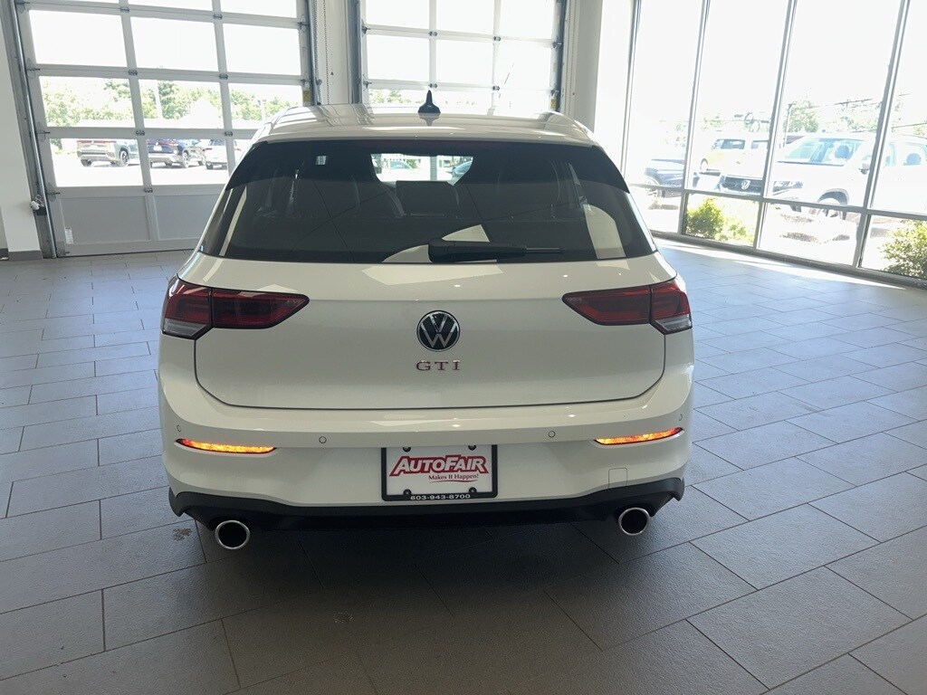 2025 Volkswagen Golf GTI SE photo 3