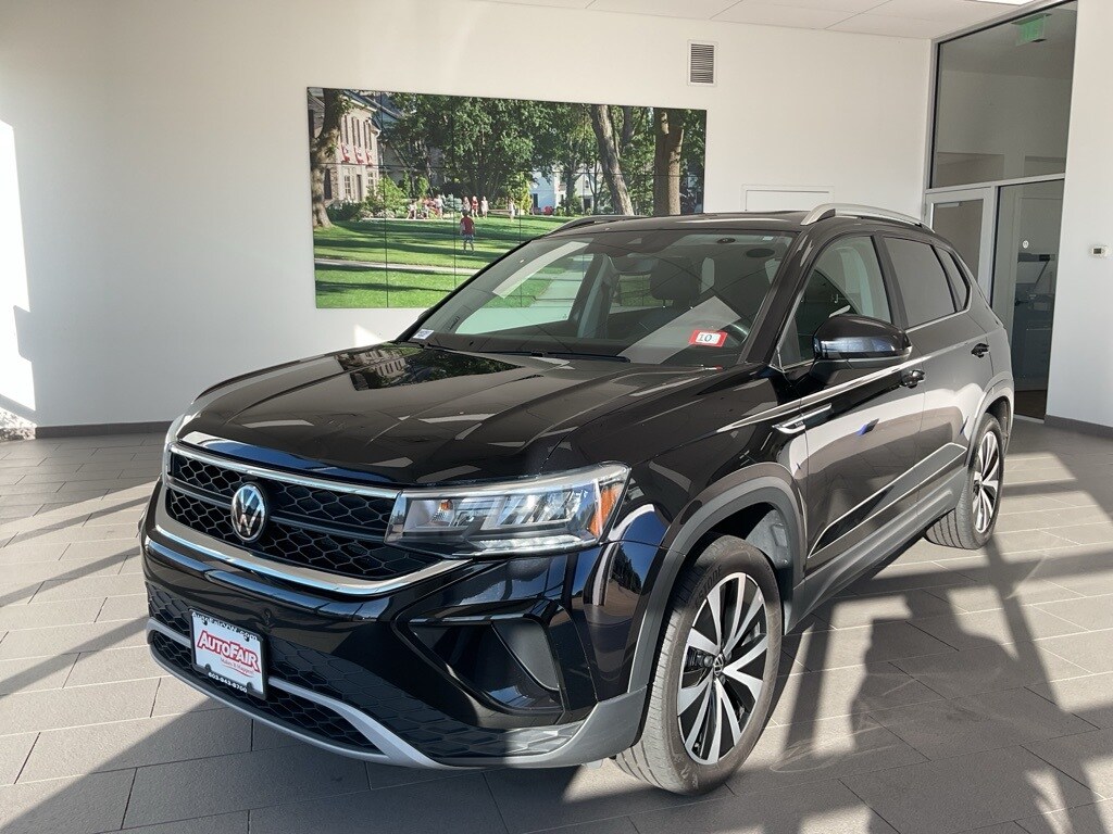 2023 Volkswagen Taos SE photo 2