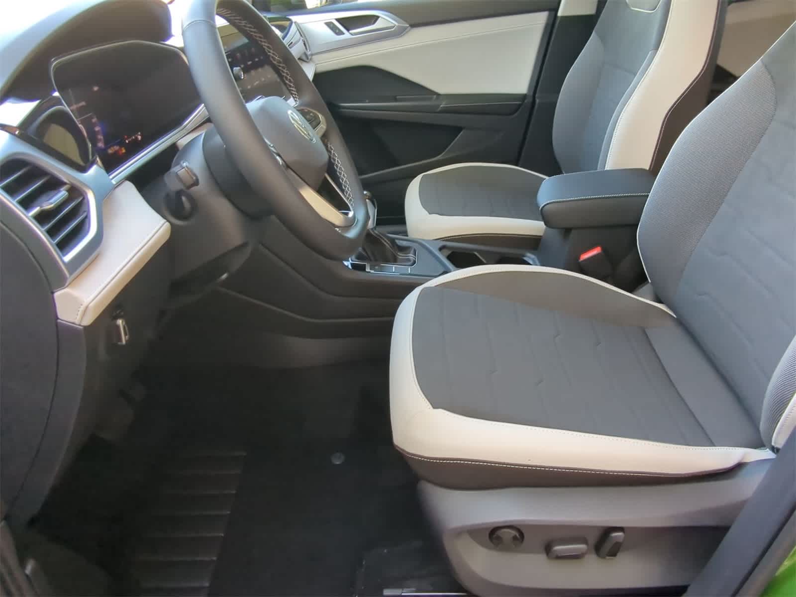 Thumbnail: 2025 Volkswagen Taos - 17