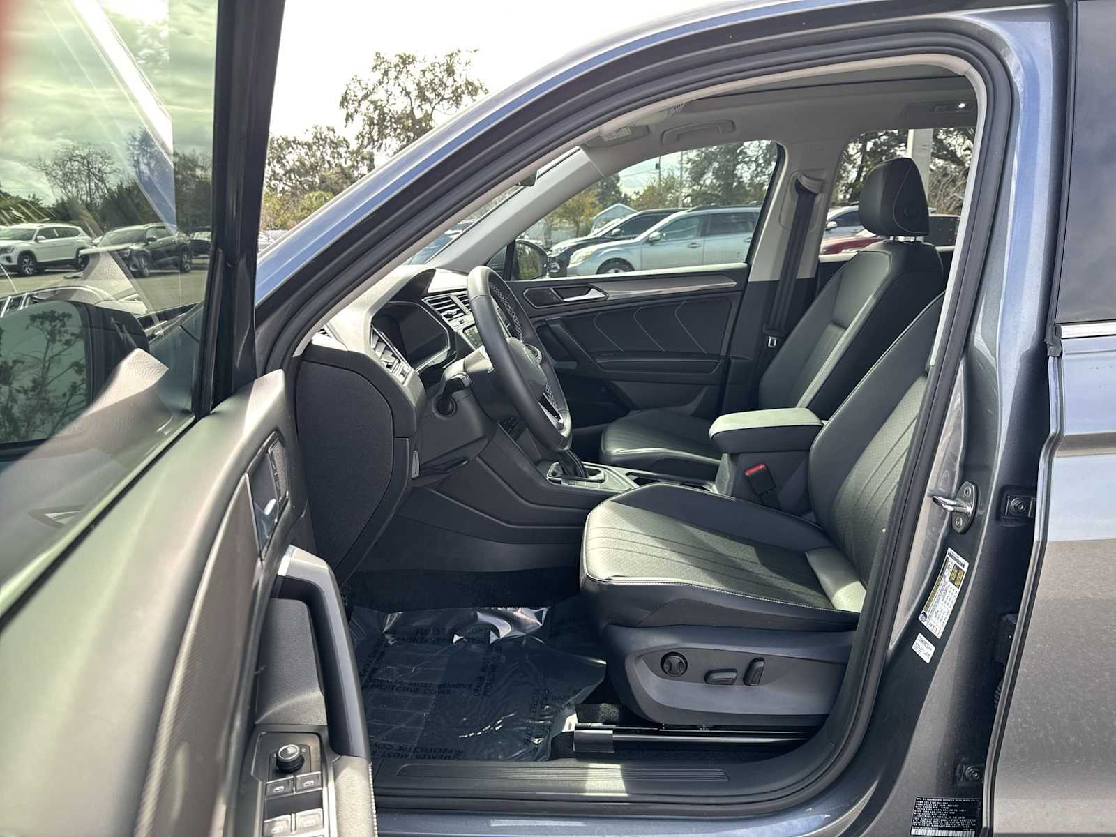 Thumbnail: 2022 Volkswagen Tiguan - 2