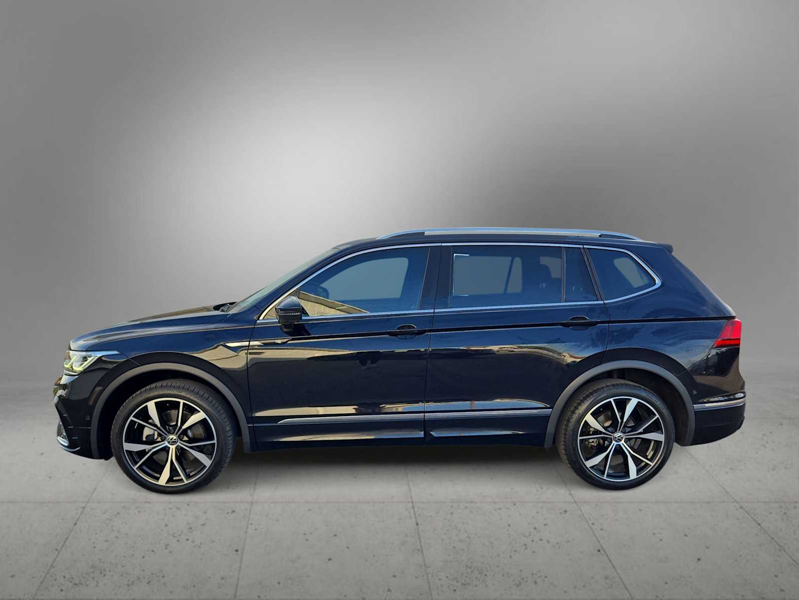 Thumbnail: 2023 Volkswagen Tiguan - 5