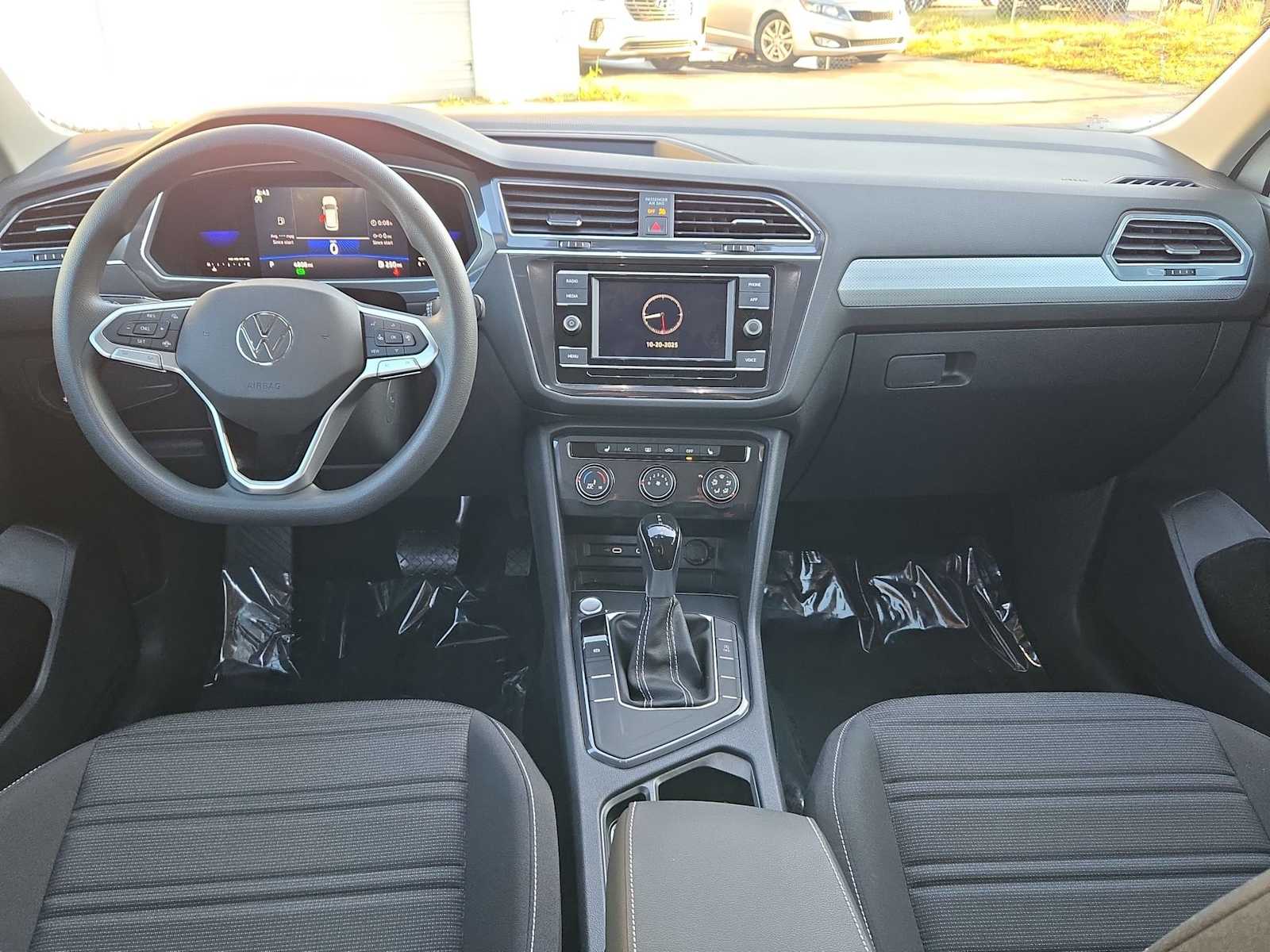 Thumbnail: 2023 Volkswagen Tiguan - 16