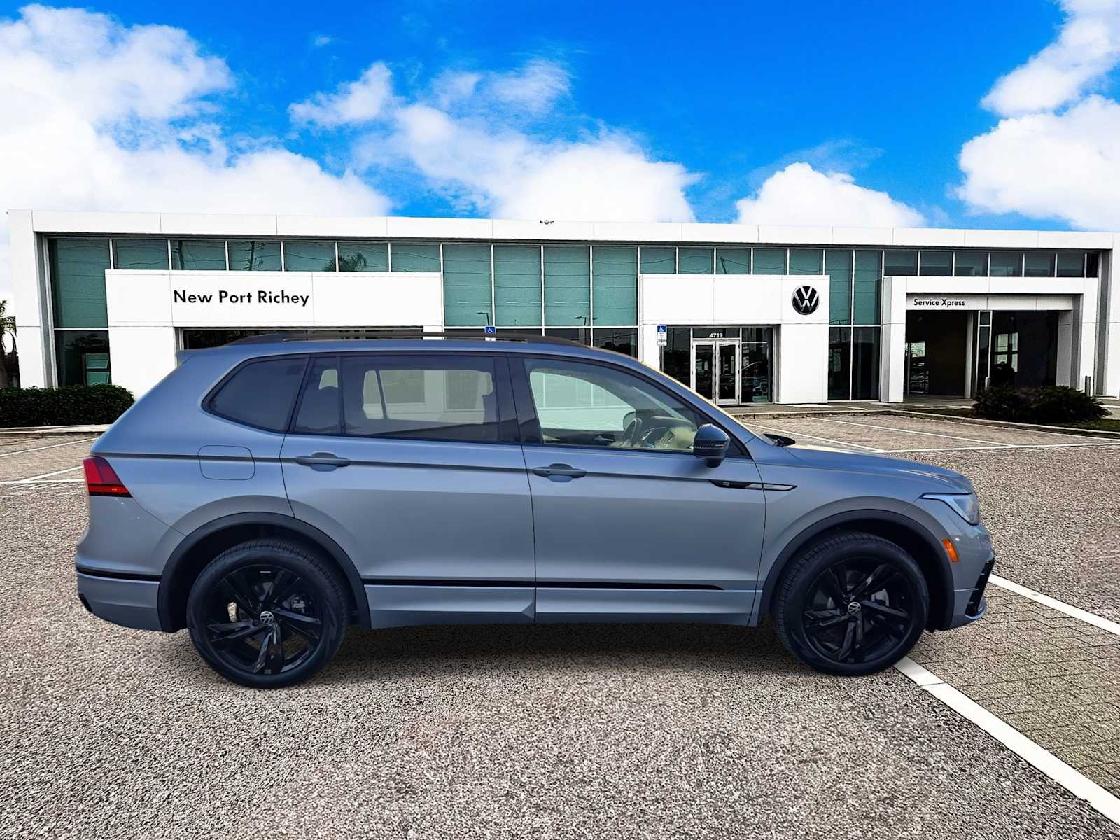 Thumbnail: 2023 Volkswagen Tiguan - 9