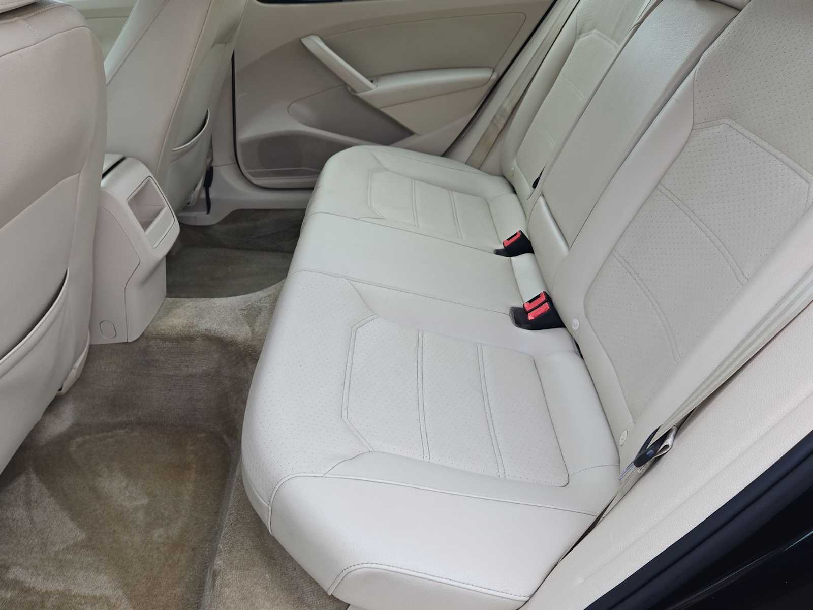 Thumbnail: 2015 Volkswagen Passat - 17