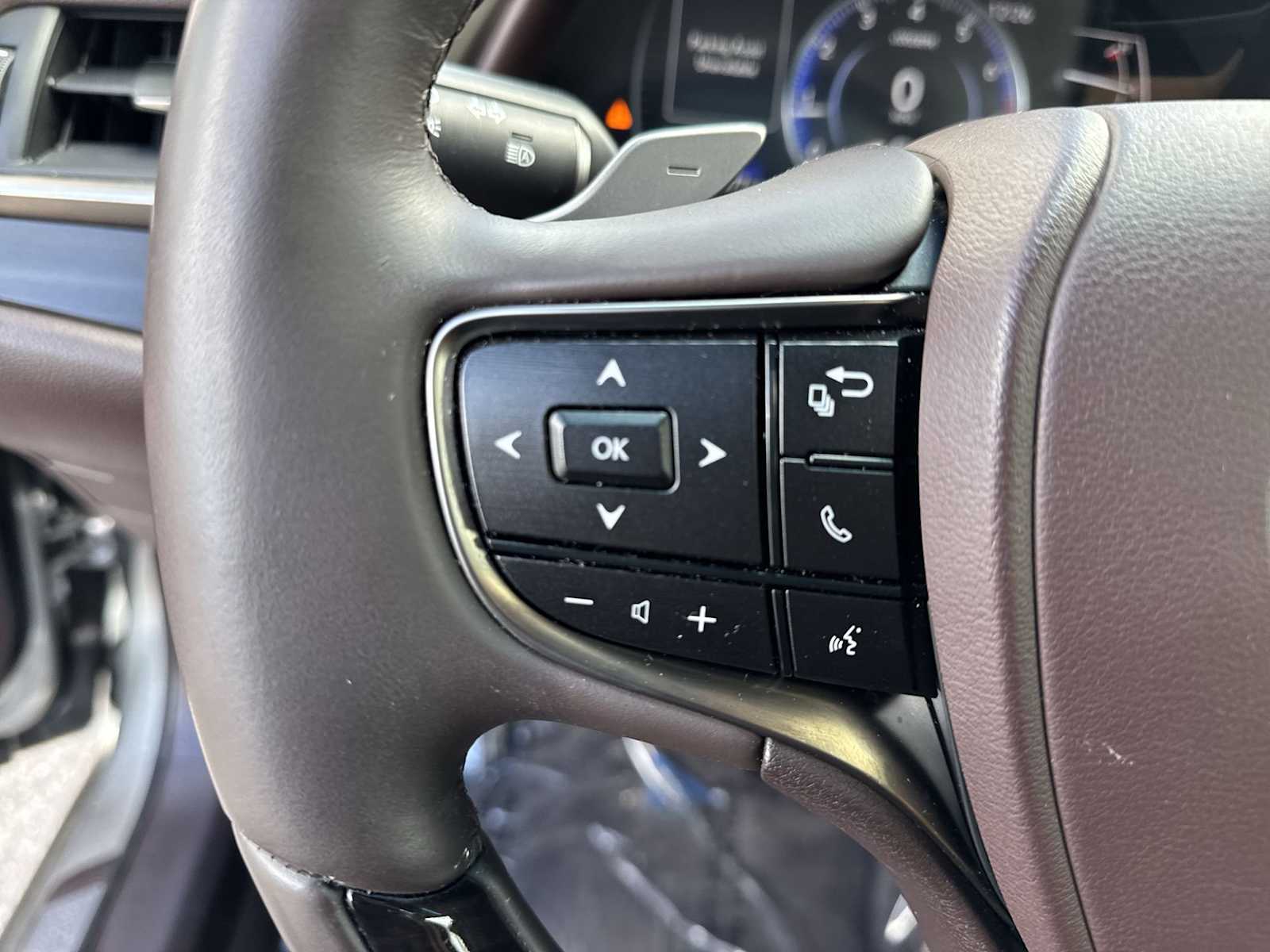 Thumbnail: 2021 Lexus ES - 23