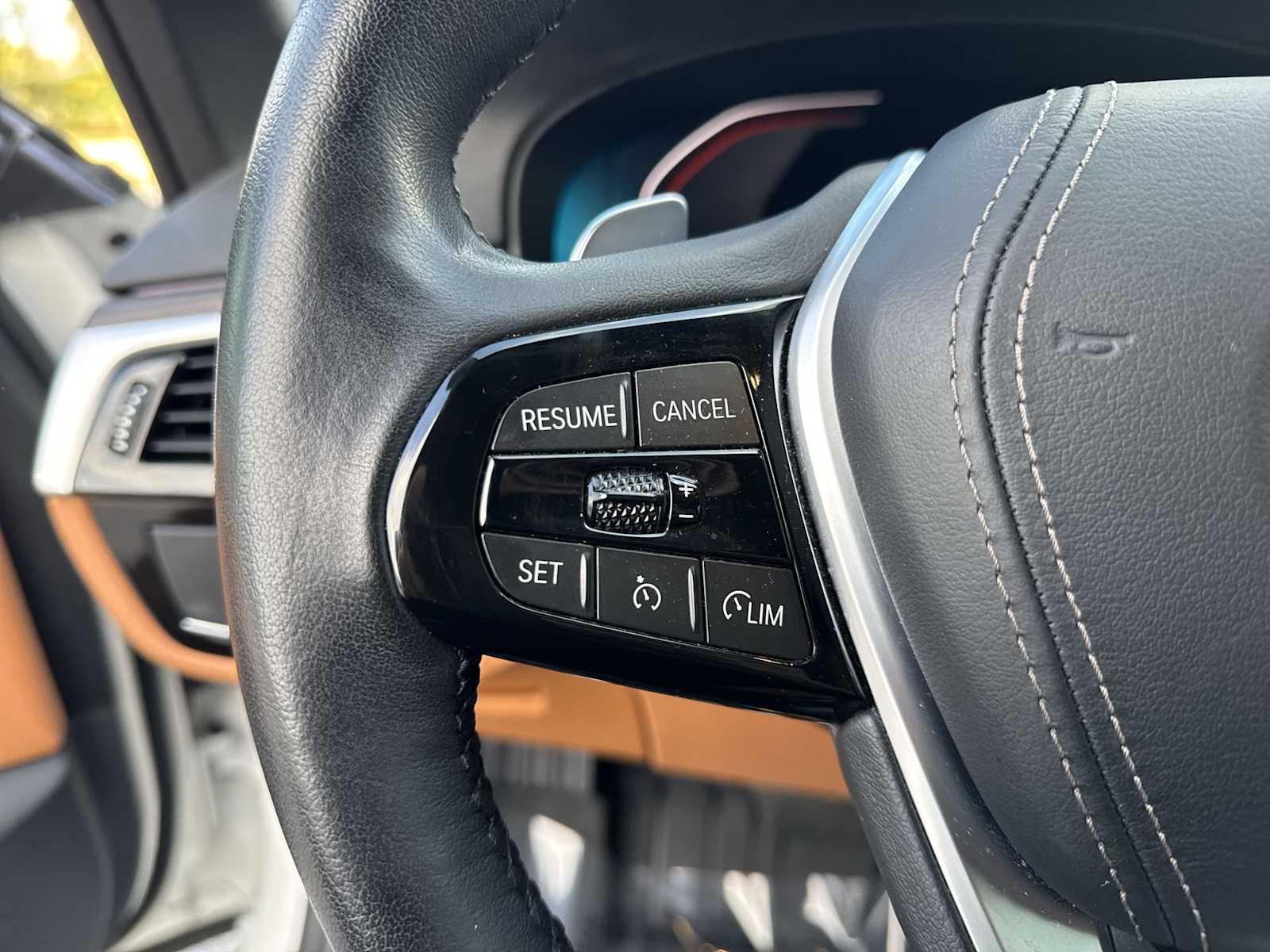 Thumbnail: 2023 BMW 5 Series - 22