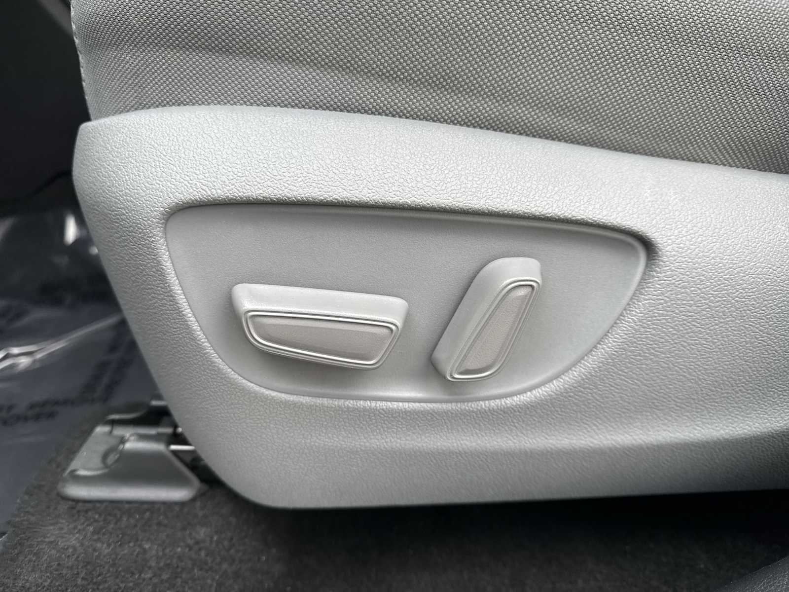 Thumbnail: 2023 Toyota Highlander - 17