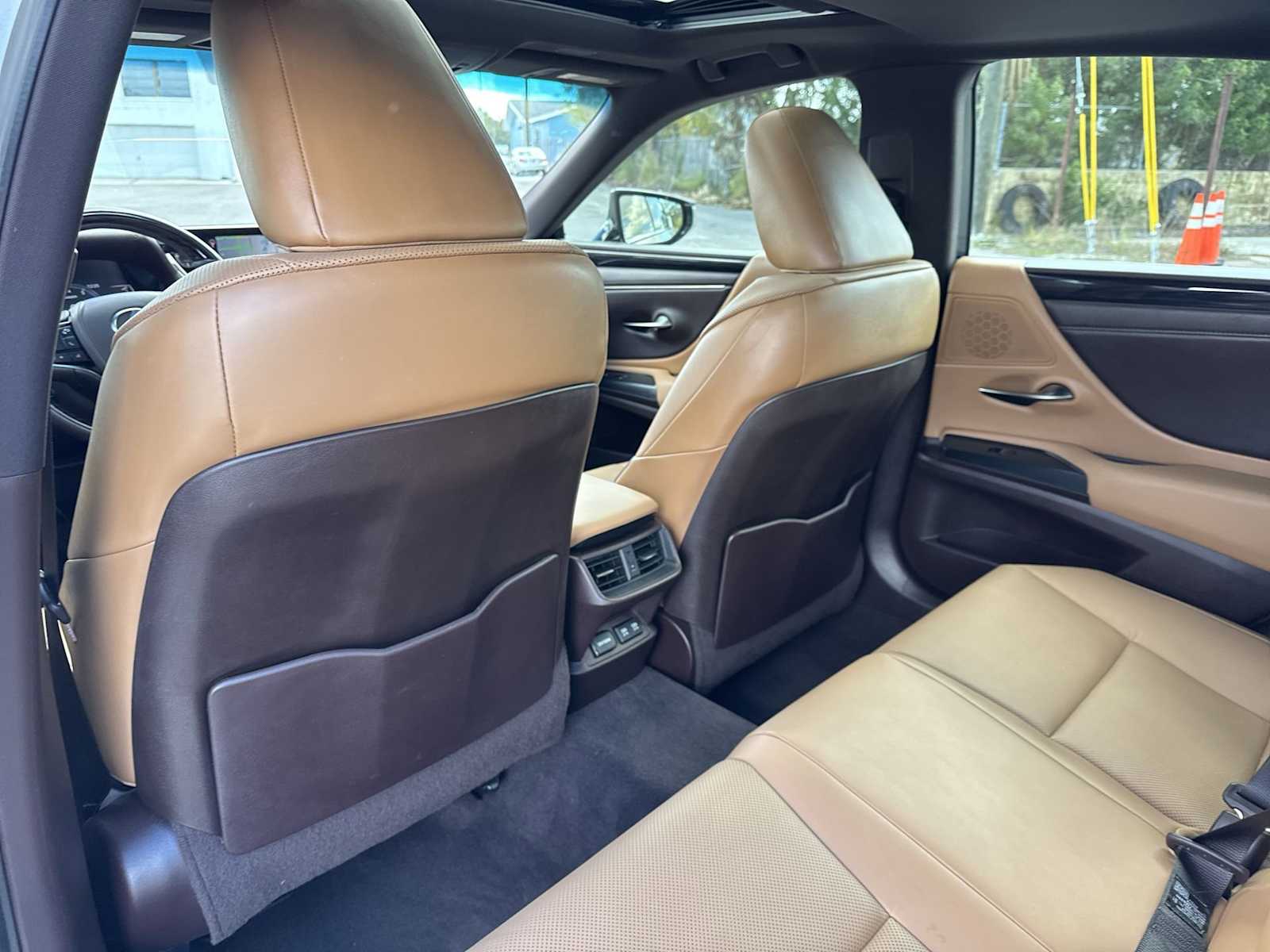 Thumbnail: 2021 Lexus ES - 17