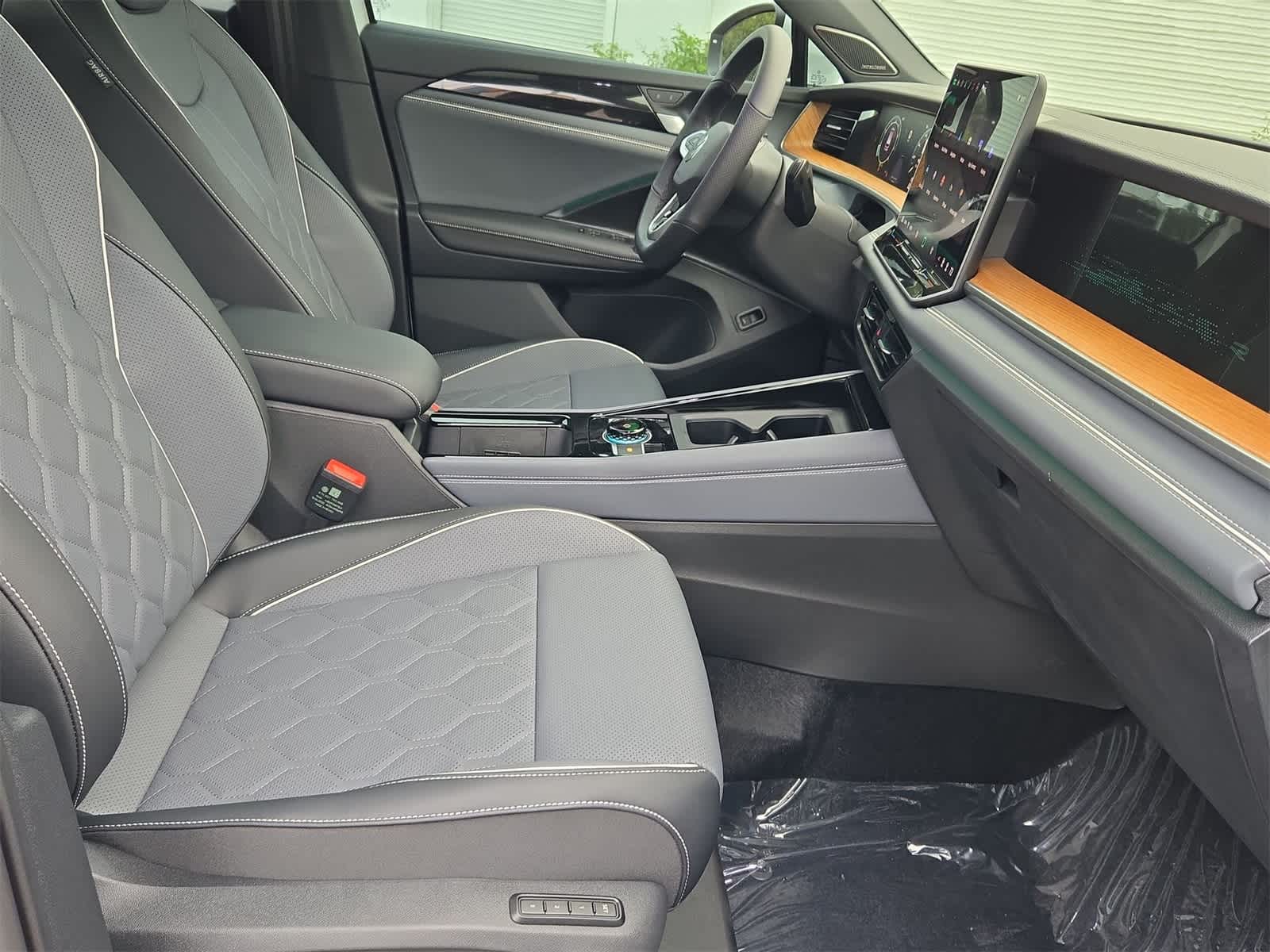 Thumbnail: 2025 Volkswagen Tiguan - 24