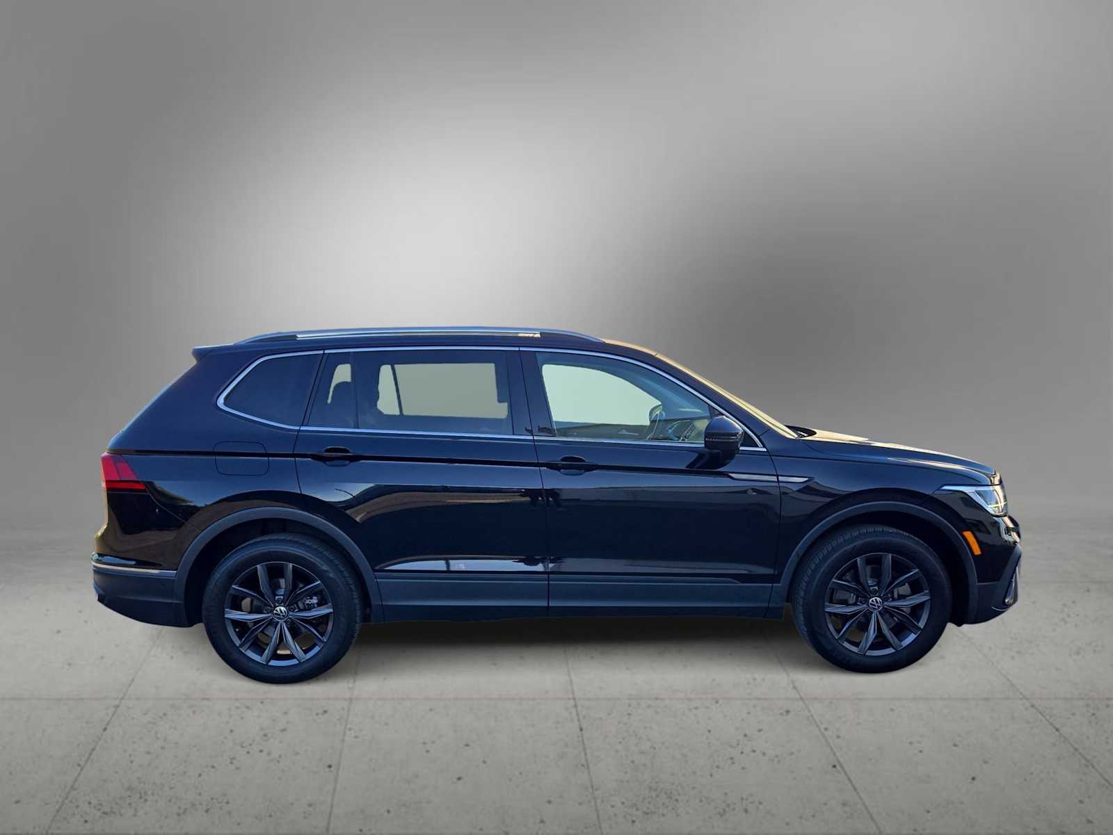 Thumbnail: 2023 Volkswagen Tiguan - 9