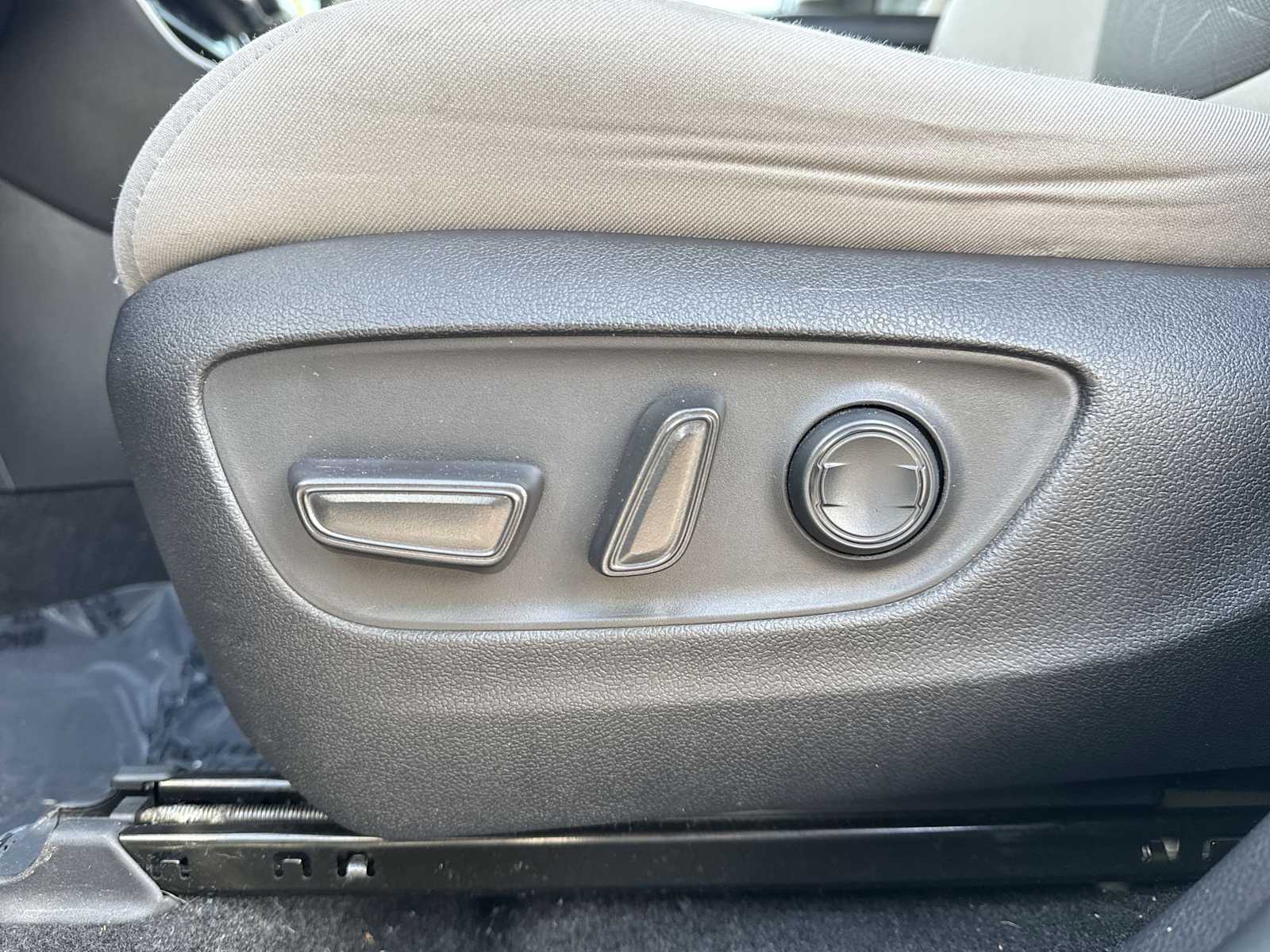 Thumbnail: 2022 Toyota RAV4 - 16