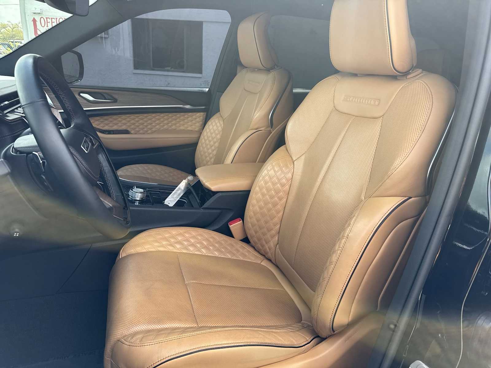 Thumbnail: 2022 Jeep Grand Cherokee - 16