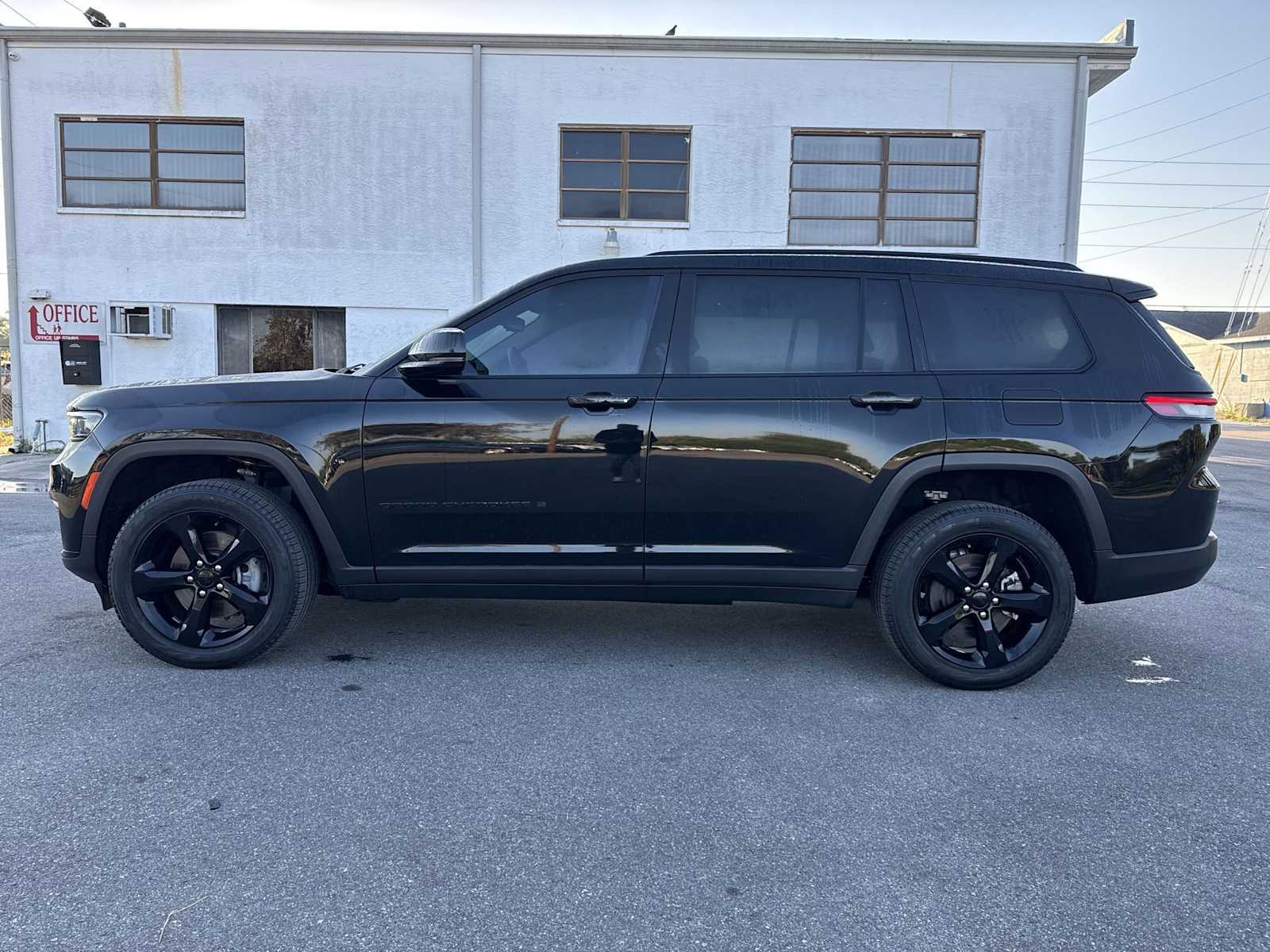 Thumbnail: 2023 Jeep Grand Cherokee - 3